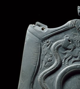 Paletta cerimoniale con serbatoio per macinare il trucco per gli occhi, circondata da animali scolpiti, dal Deposito Principale, Hierakonpolis, Egiziano, c.3000 a.C. (dettaglio)